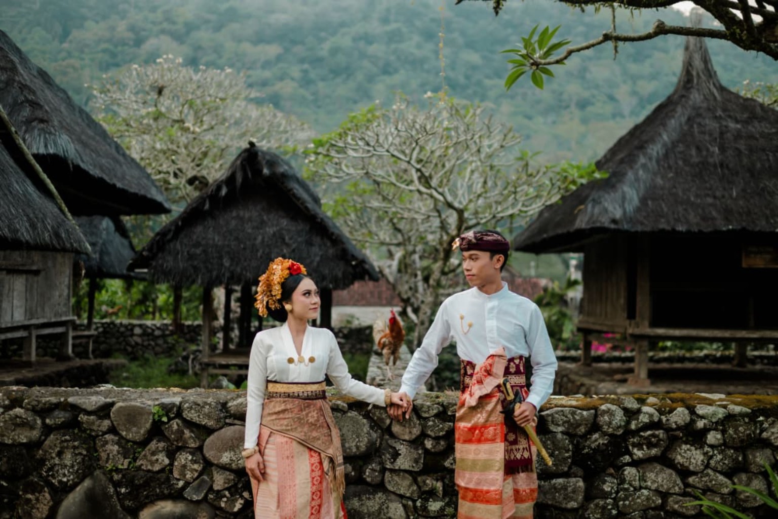 Arya dan Wahyuni bergandengan tangan di desa Bali