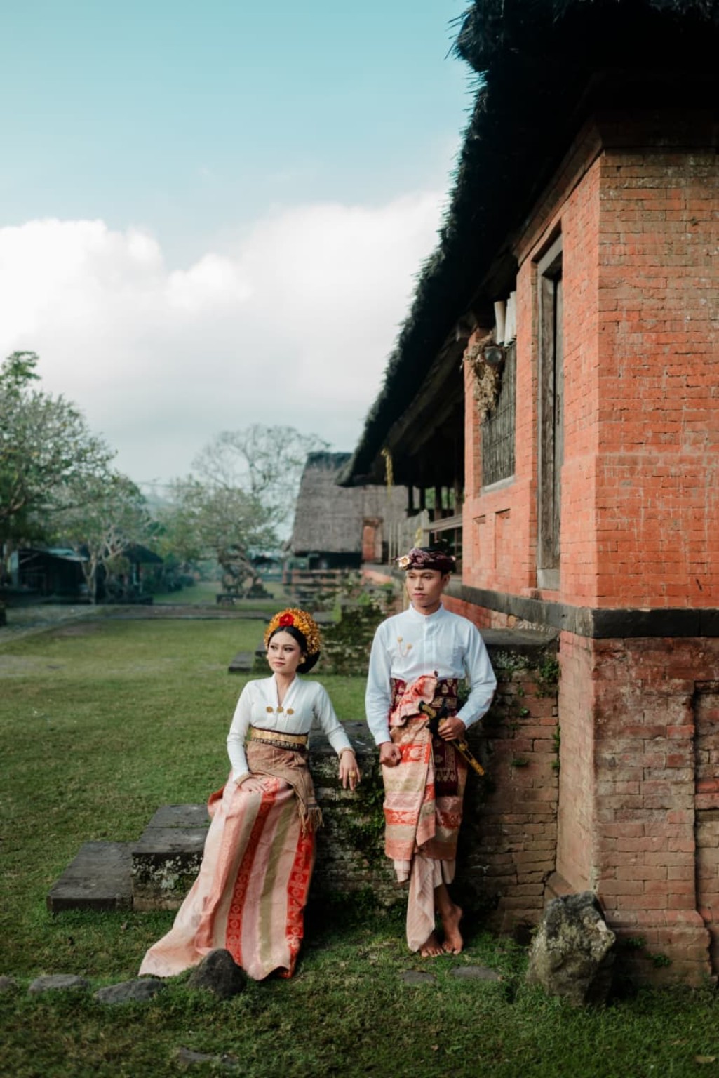 Arya dan Wahyuni di depan rumah Bali